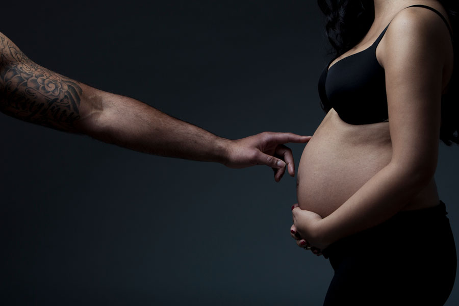 fotoshoot zwanger hand op buik vrouw