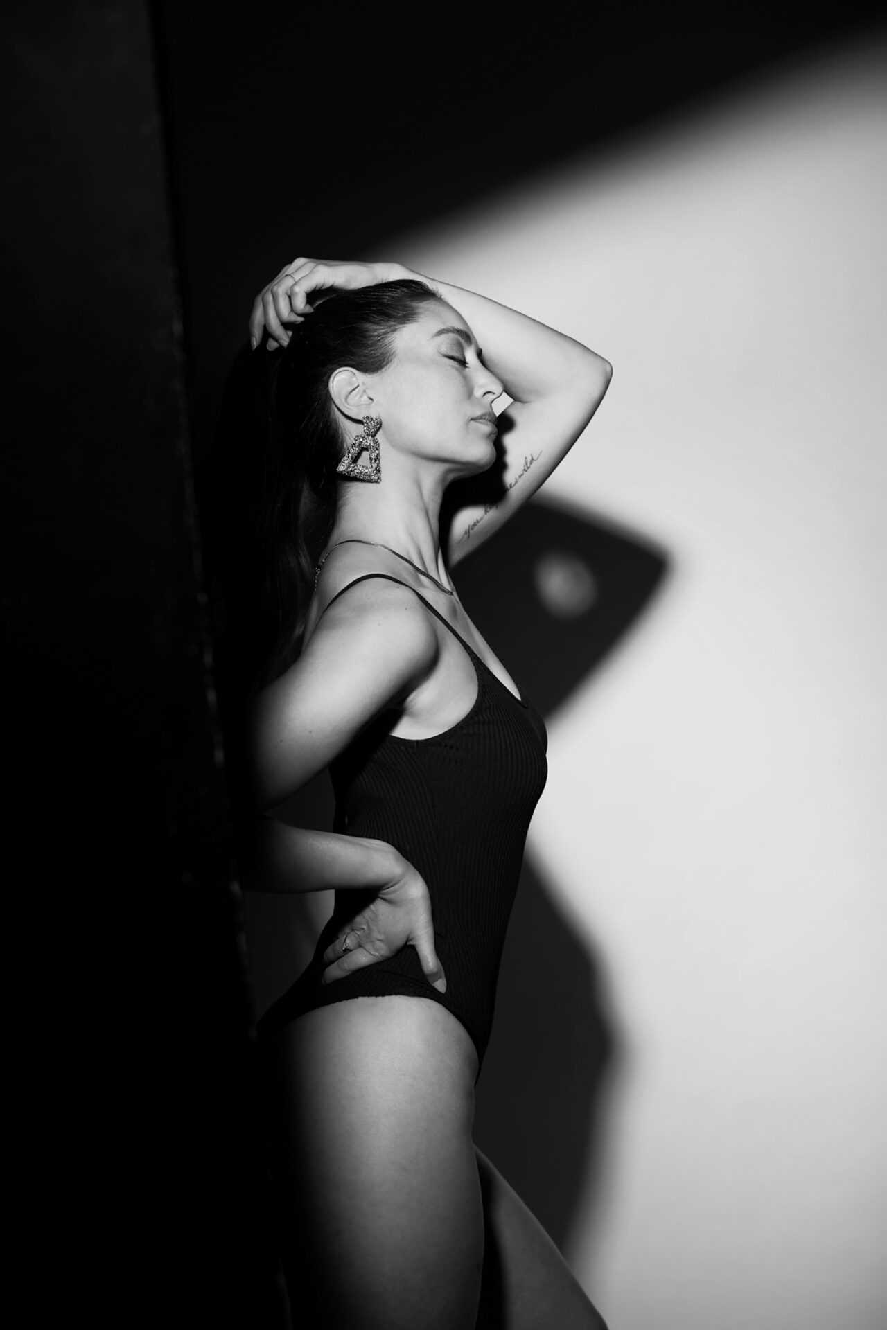 sensuele fotoshoot zwart wit licht