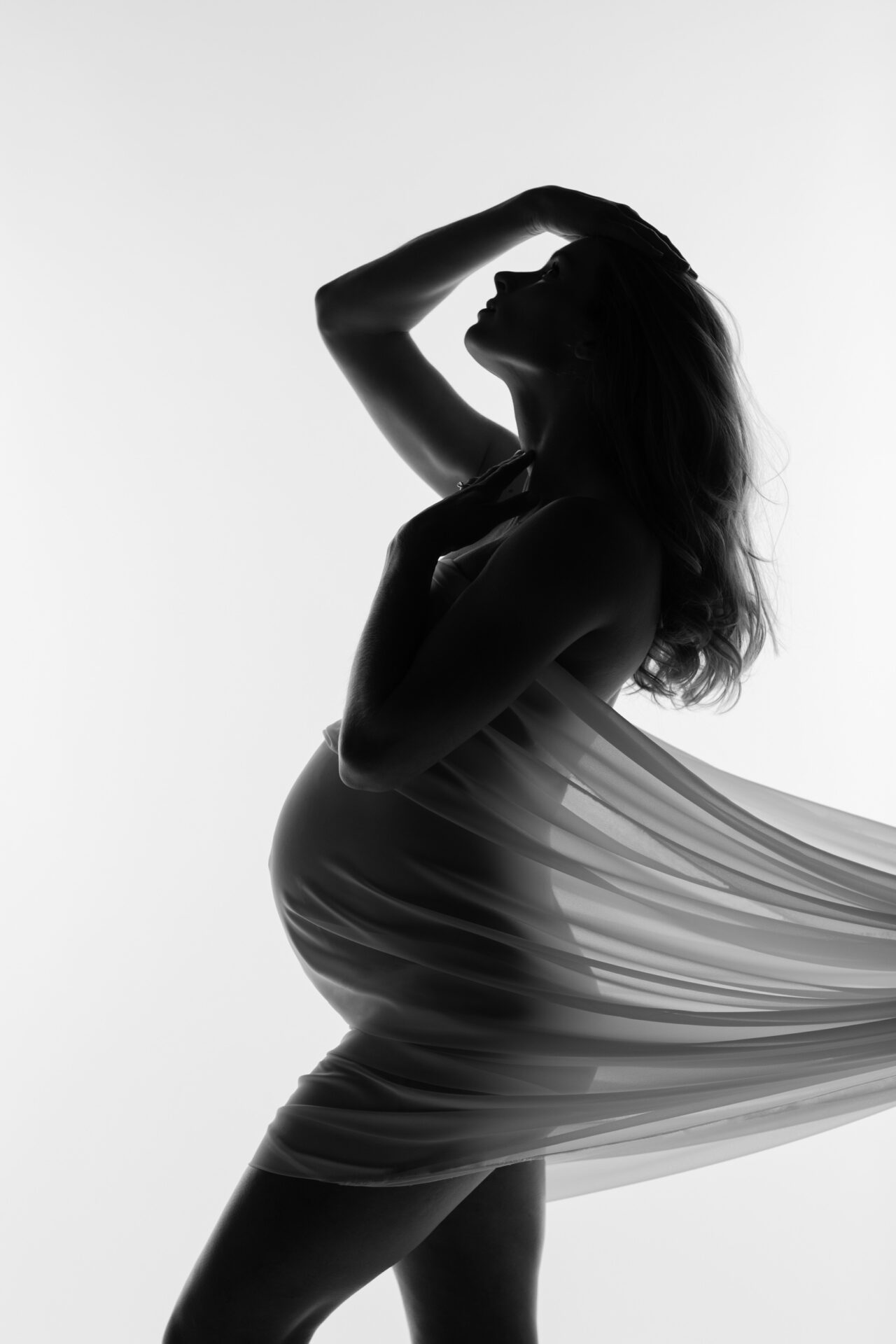 zwangerschap fotoshoot artistiek met doek
