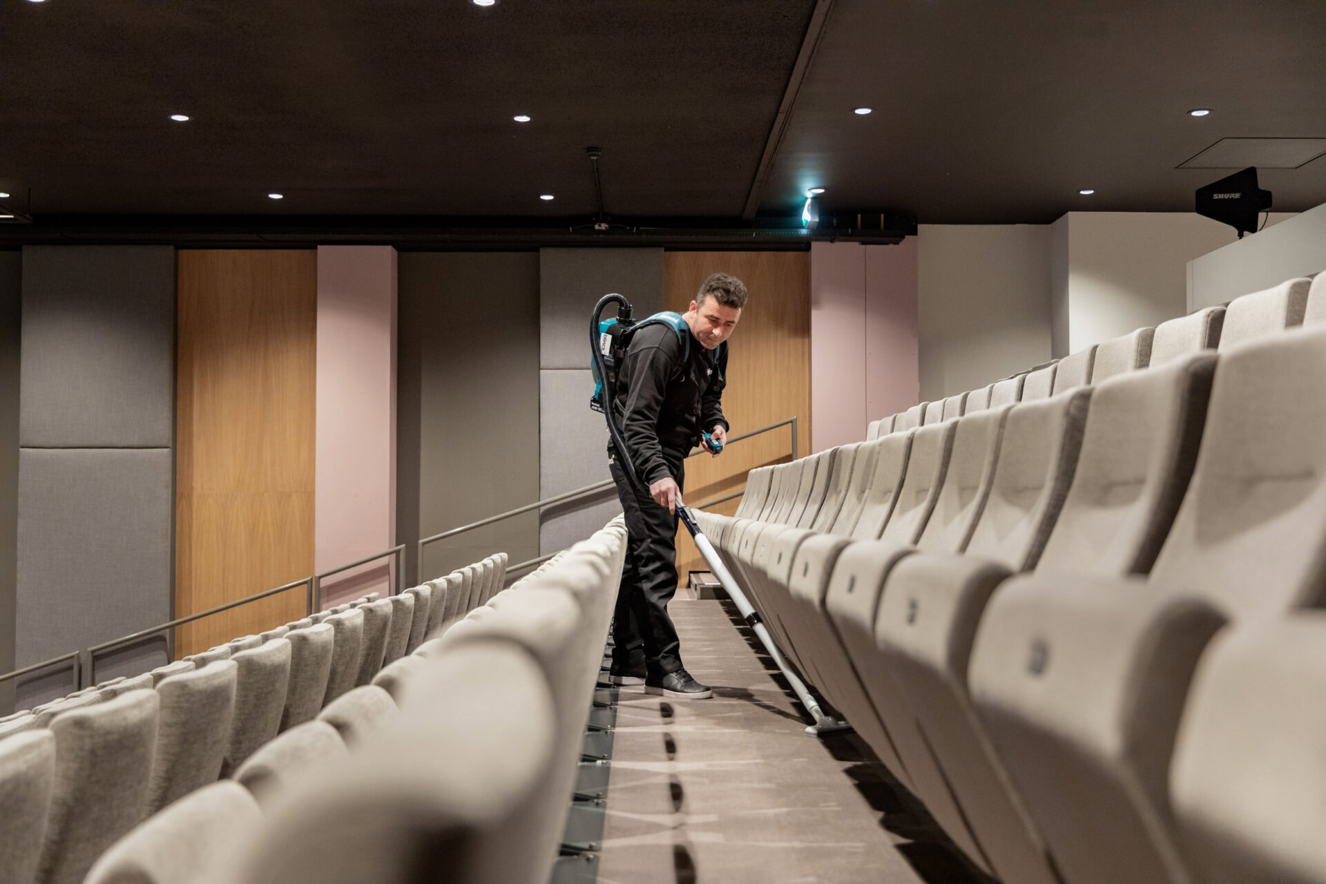 collega aan het werk bedrijfsshoot