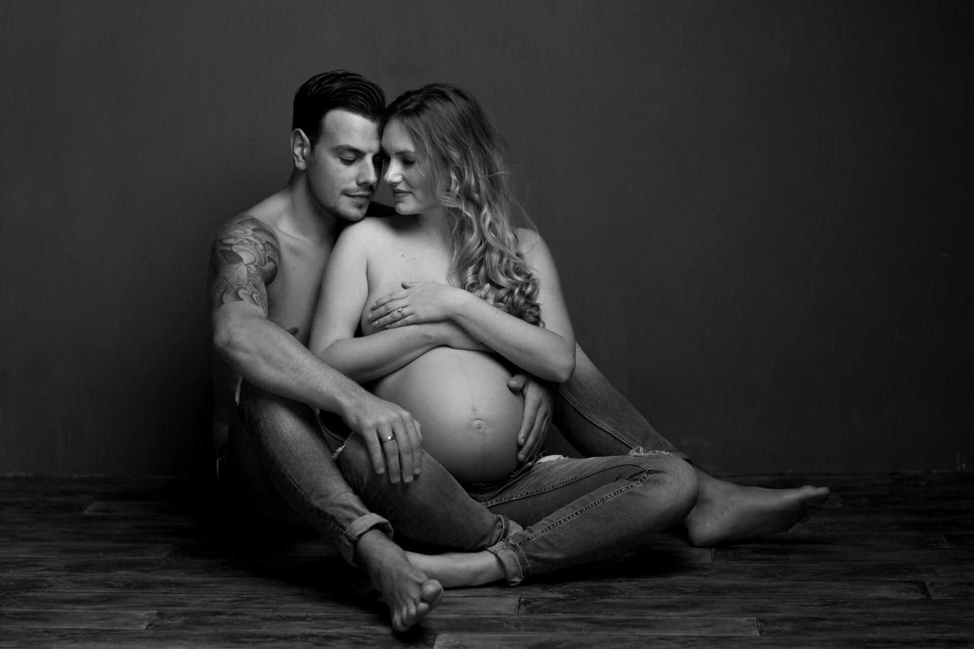 fotoshoot zwanger partner zwart wit
